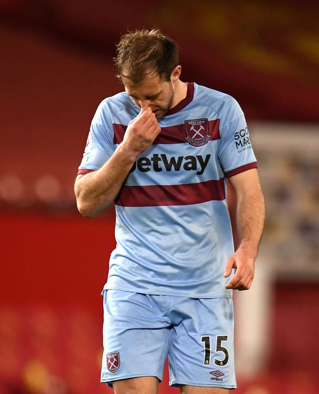 Manchester United benefit from own goal to beat West Ham and sit second