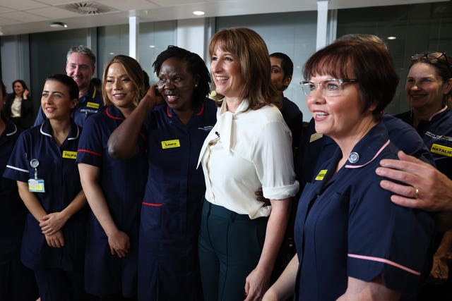 Rachel Reeves poses for a photo with nursing staff