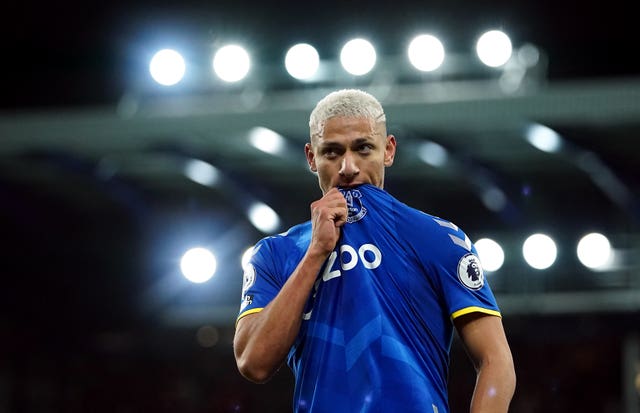 Demarai Gray seals Everton win over Arsenal to ease pressure on Rafael Benitez