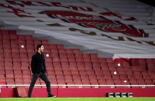 Mikel Arteta shouts at his team during their Europa League clash with Villarreal