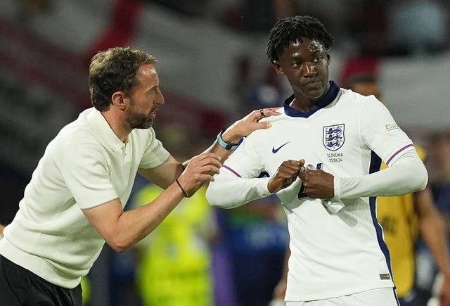 Gareth Southgate speaks to Kobbie Mainoo during England''s game with Slovenia