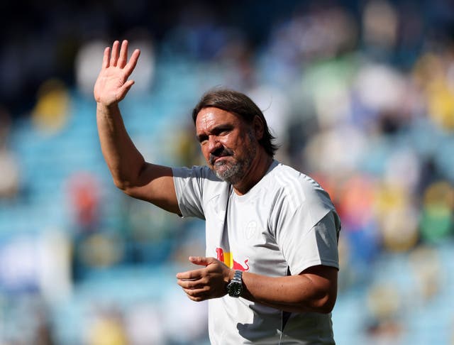 Daniel Farke waves