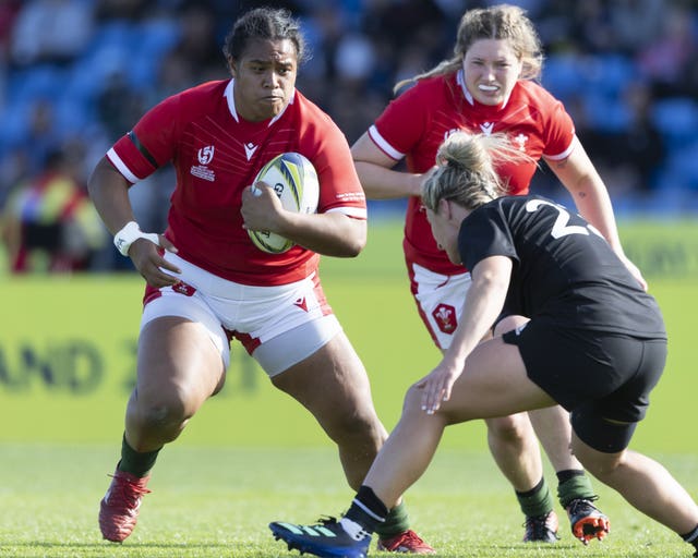 Sisilia Tuipulotu carrying the ball