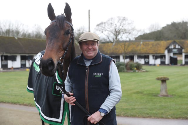 Epatante runs for Nicky Henderson