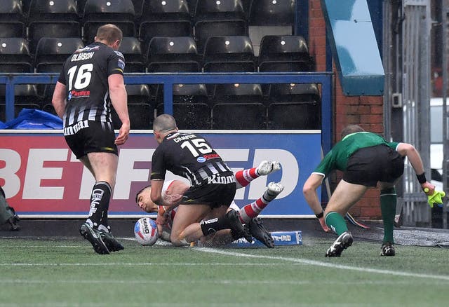 Tommy Makinson touches down for St Helens