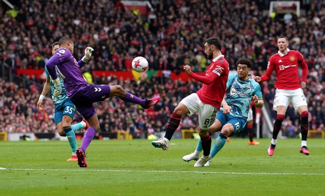 Casemiro sent off as Manchester United are held by Southampton