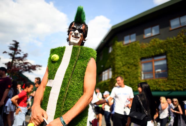 Fan Chris Fava dressed as a tennis court 