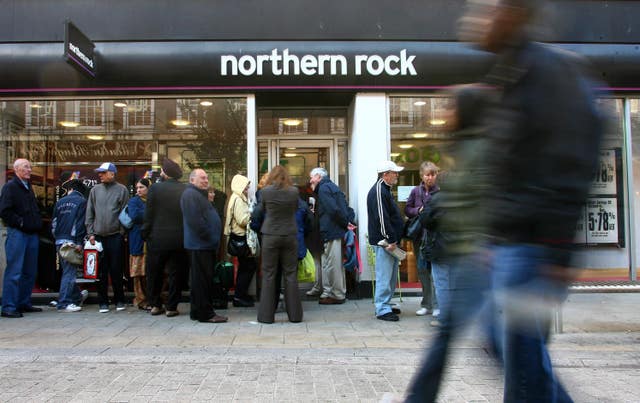 Pciture of queues outside a Northern Rock branch