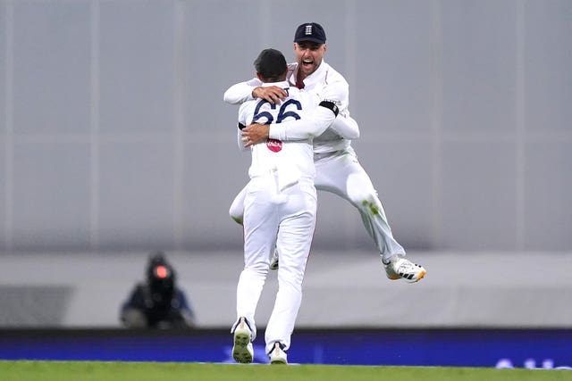 England’s Will Jacks (right) celebrates with Joe Root