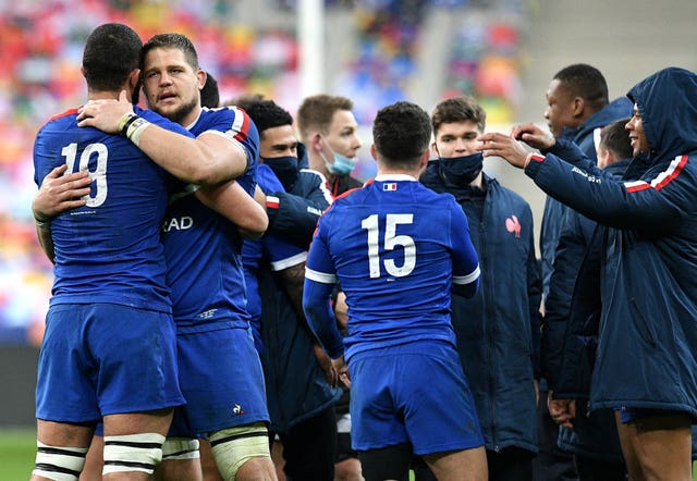 France snatched victory over Wales to keep alive their title hopes following a late try from Brice Dulin