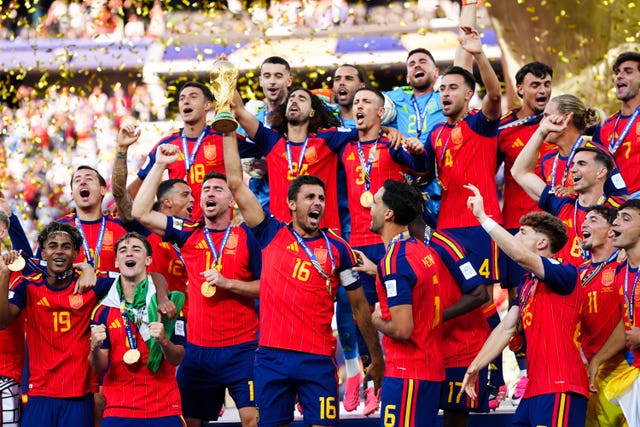 Rodri lifts the World Cup trophy