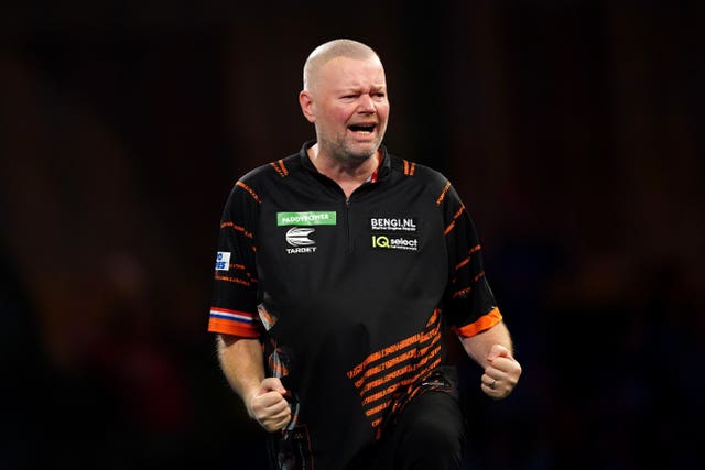 Raymond van Barneveld is through to the last 16 