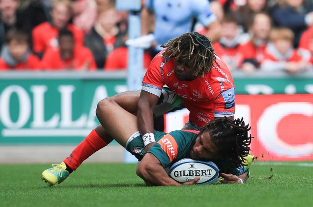 Leicester's Kyle Eastmond grounds the ball for his try