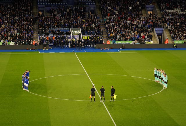 The players stand for a minute’s silence in memory of former Leicester City owner Vichai Srivaddhanaprabha