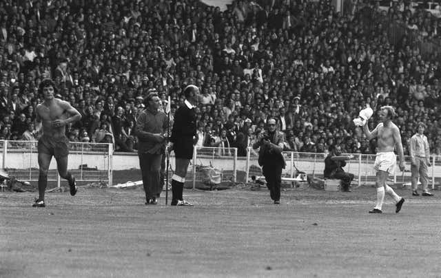 Kevin Keegan and Billy Bremner leave the field after being sent off 