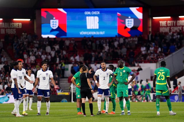 Bellingham reacts against Senegal