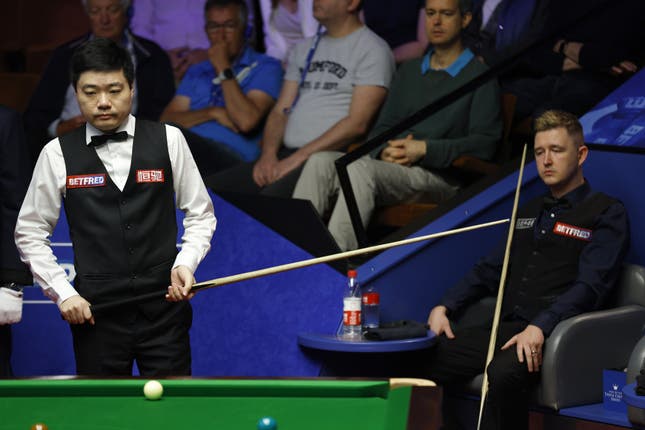 Ding Junhui (left) and Kyren Wilson