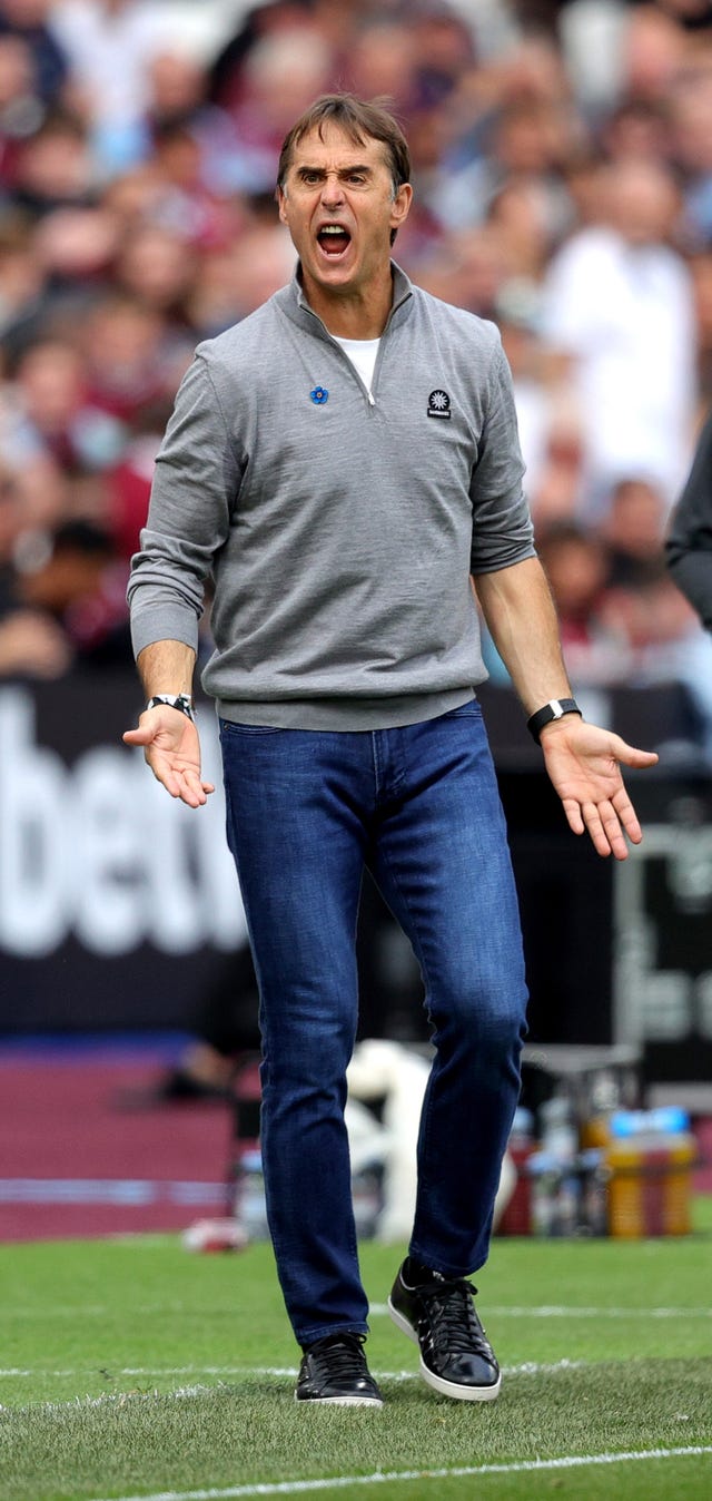 West Ham manager Julen Lopetegui shouts and shows his frustration while on the touchline against Chelsea.