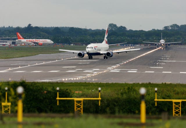 Gatwick runway temporarily closed