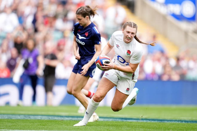 Emma Sing scores a try for England