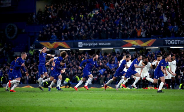 Chelsea players celebrate winning the penalty shoot-out 
