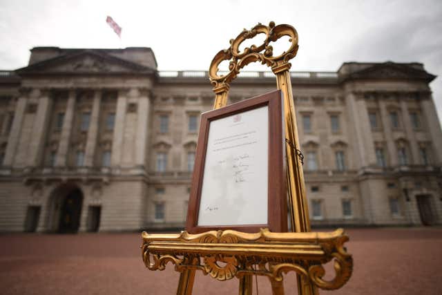 The easel in front of Buckingham Palace