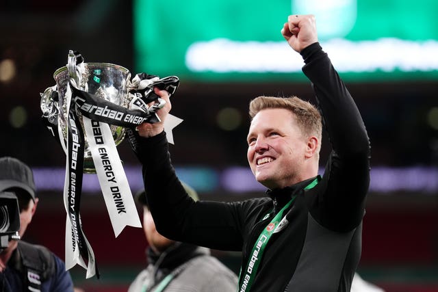 Eddie Howe holding the Carabao Cup
