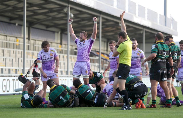 Exeter Chiefs' Jacques Vermeulen (hidden) scores his side's second try