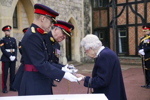 Queen Elizabeth II meets the Royal Regiment of Canadian Artillery
