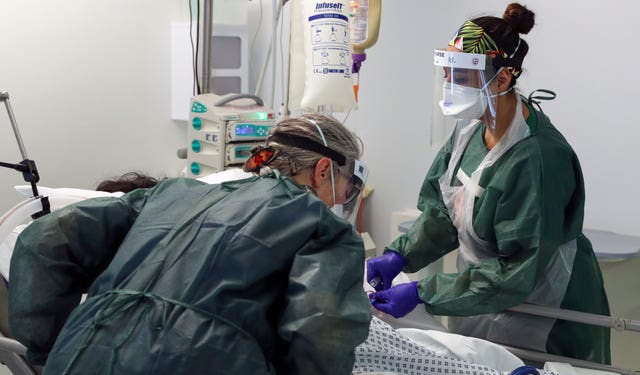Nurses treating Covid-19 patient