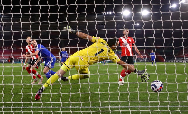 Jonny Evans rescues point as Leicester held to draw at 10-man Southampton