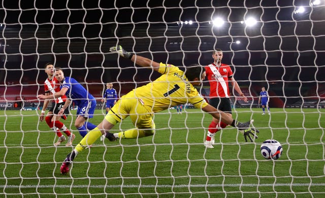 Jonny Evans scores Leicester''s equaliser