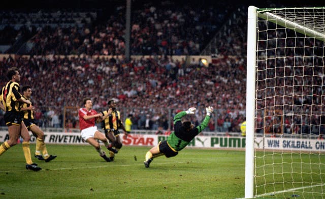 Manchester United's Lee Martin fires the winning goal past Crystal Palace goalkeeper Nigel Martyn