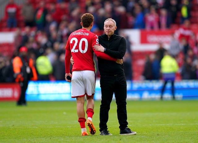 Manchester United shrug off injury worries to ease past Nottingham Forest