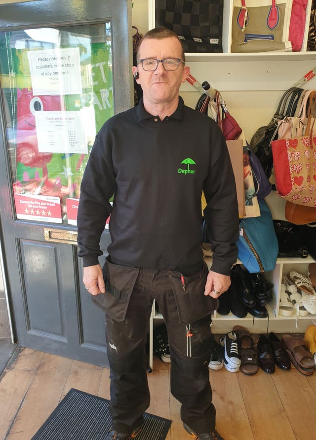 Plumber helps the elderly for free