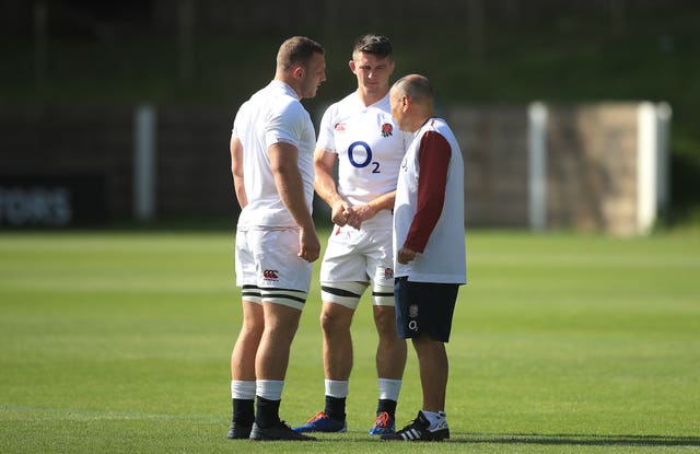 Eddie Jones talks to Sam Underhill (left) and Tom Curry (middle) 