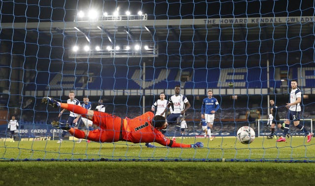 Hugo Lloris fails to stop Richarlison''s effort 