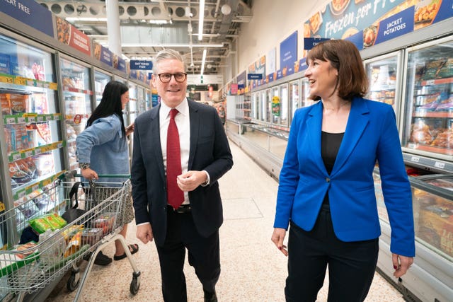 Labour Party leader Sir Keir Starmer and shadow chancellor Rachel Reeves in a supermarket