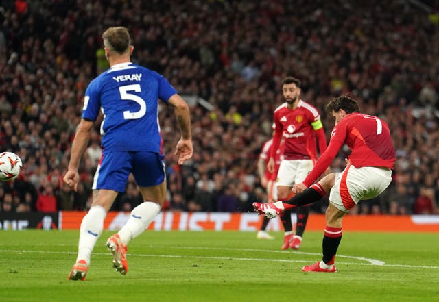 Mason Mount curls home the equaliser for Manchester United