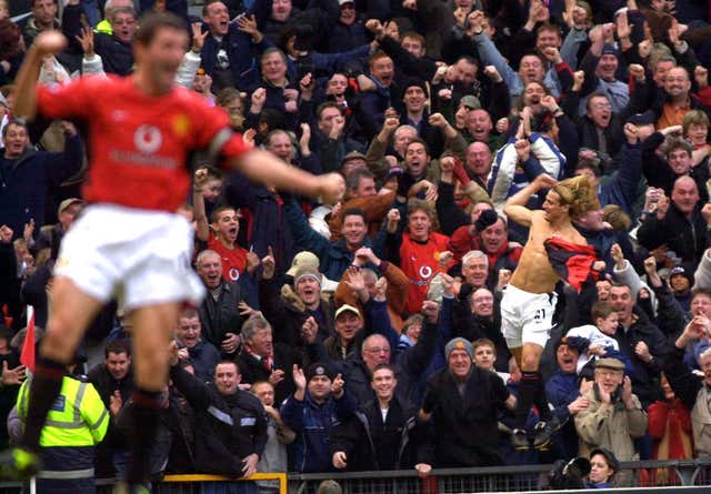 Manchester United's Diego Forlan (R) celebrates his winning goal against Chelsea with captain Roy Keane during the 2002/03 season 
