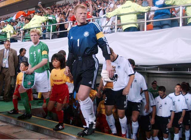 Bayern goalkeeper Oliver Khan (blue shirt) was at the centre of a fesity 'Der Klassiker' 