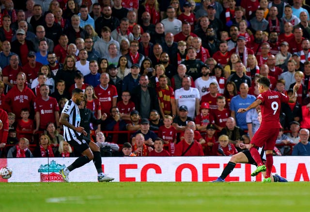 Roberto Firmino scores