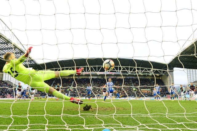 Moyes vents anger at Masuaka after Wigan knock West Ham out of FA Cup