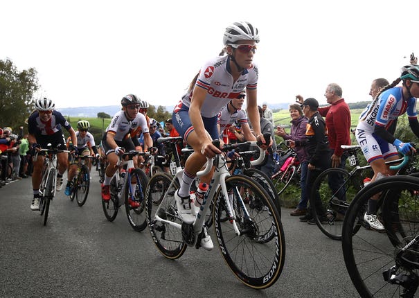 Lizzie Deignan climbs Norwood Edge