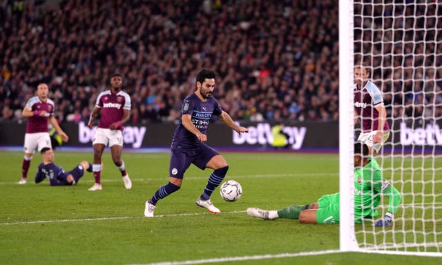 Ilkay Gundogan misses a chance