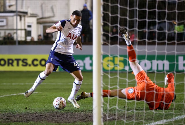 Carlos Vinicius scores his side's first goal