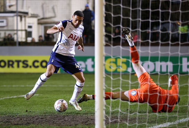 Carlos Vinicius scores his side's first goal 