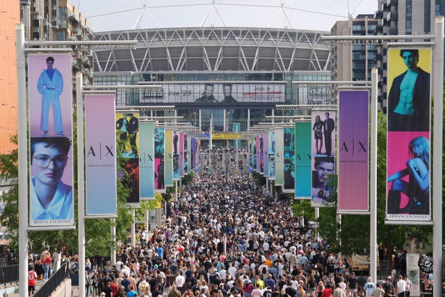 Oasis fans on Wembley way