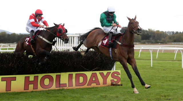 Manofthemountain (right) in winning action at Bangor