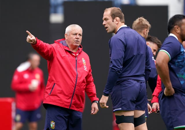 Warren Gatland talks to Alun Wyn Jones